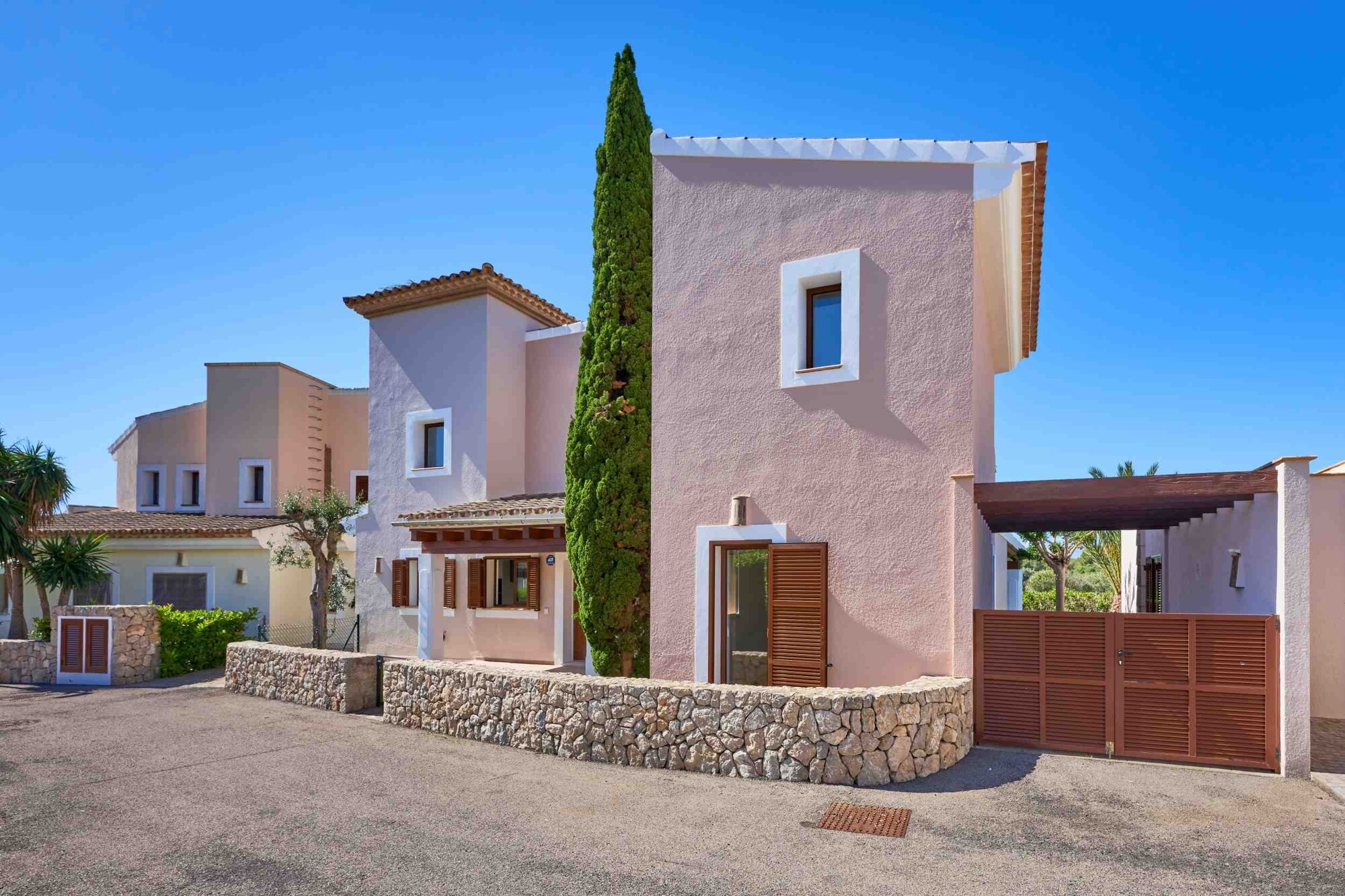 Casa unifamiliar en el campo de golf en un complejo bien cuidado con piscina