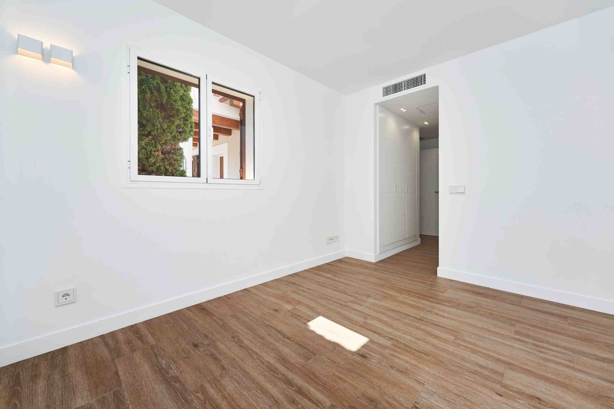 Casa unifamiliar en el campo de golf en un complejo bien cuidado con piscina