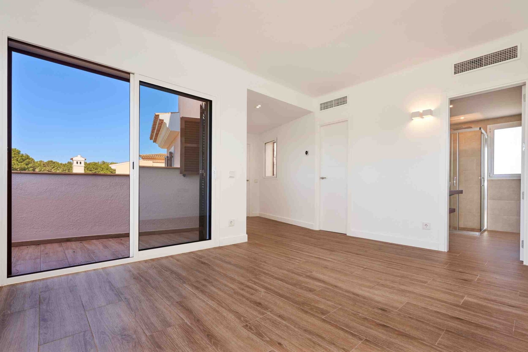 Casa unifamiliar en el campo de golf en un complejo bien cuidado con piscina