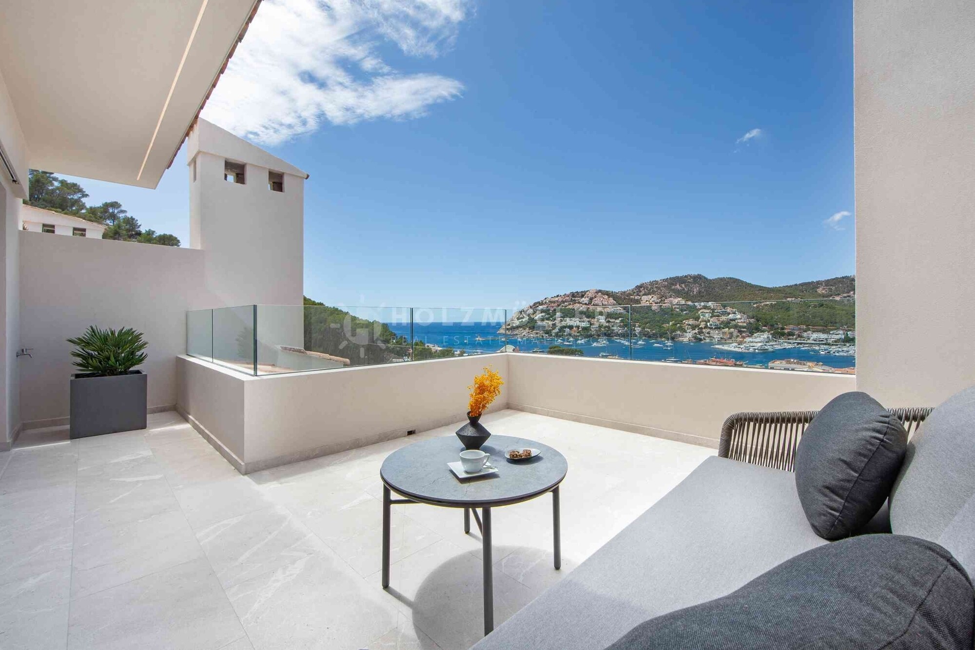 Casa adosada de lujo para primera ocupación después de la renovación con vistas al puerto