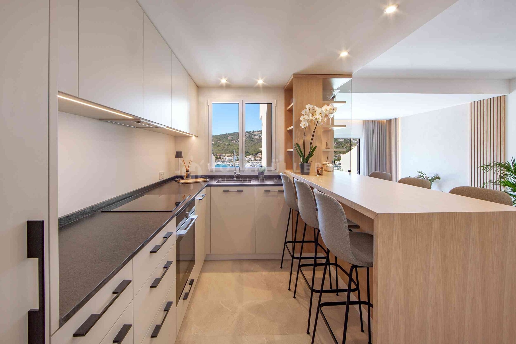 Casa adosada de lujo para primera ocupación después de la renovación con vistas al puerto