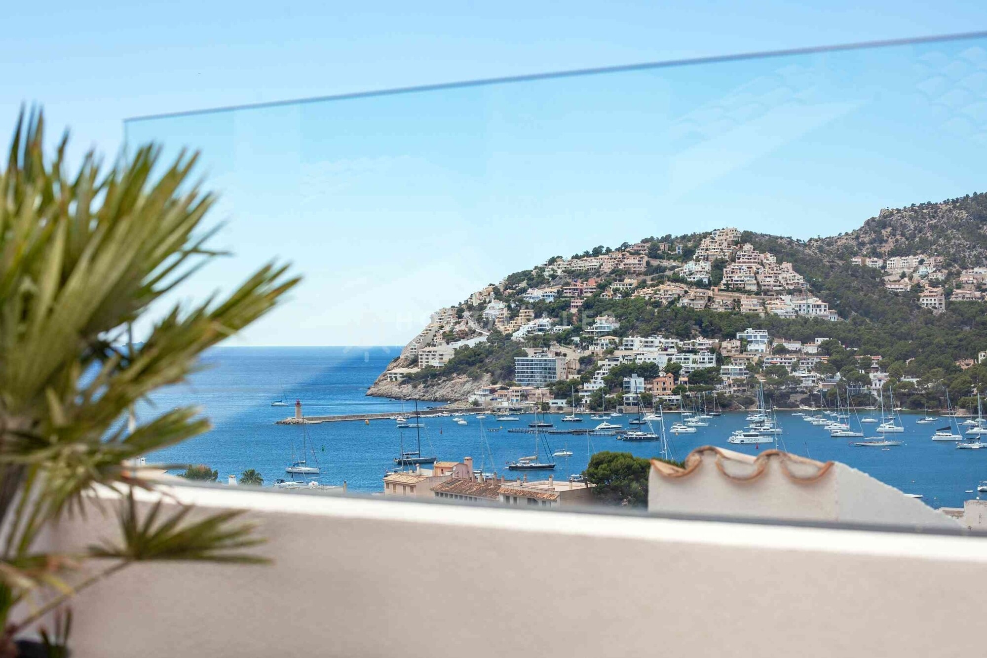 Casa adosada de lujo para primera ocupación después de la renovación con vistas al puerto