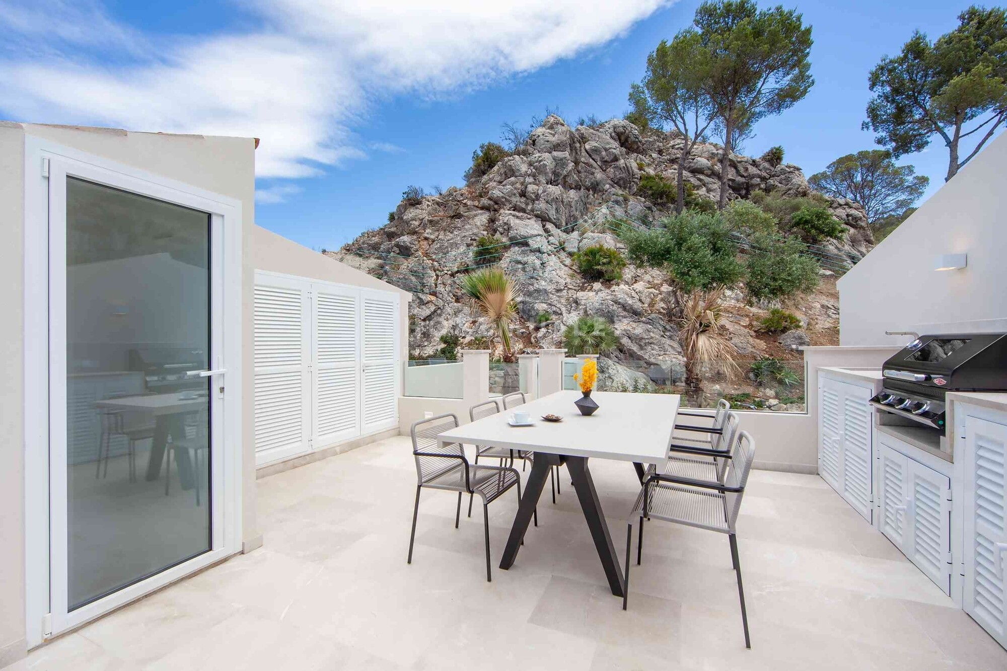 Casa adosada de lujo para primera ocupación después de la renovación con vistas al puerto