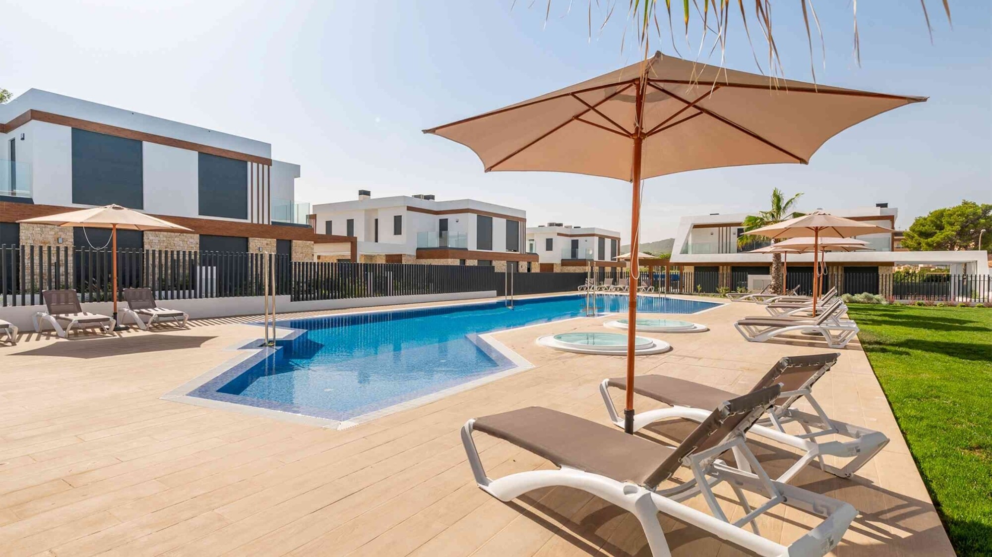 NEUBAU (bezugsfertig): Doppelhaushälfte mit 3 Schlafzimmern und Privatpool