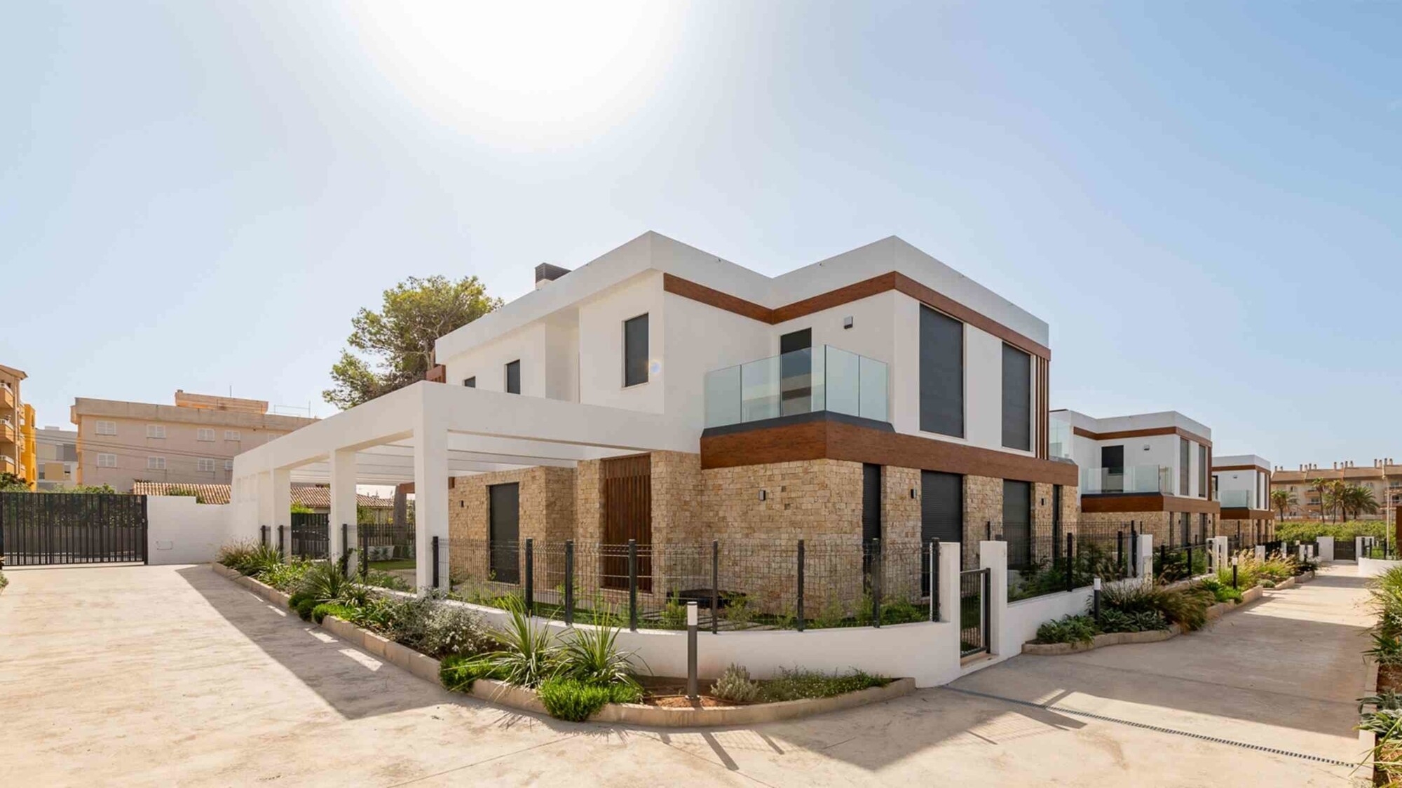 NEUBAU (bezugsfertig): Doppelhaushälfte mit 3 Schlafzimmern und Privatpool
