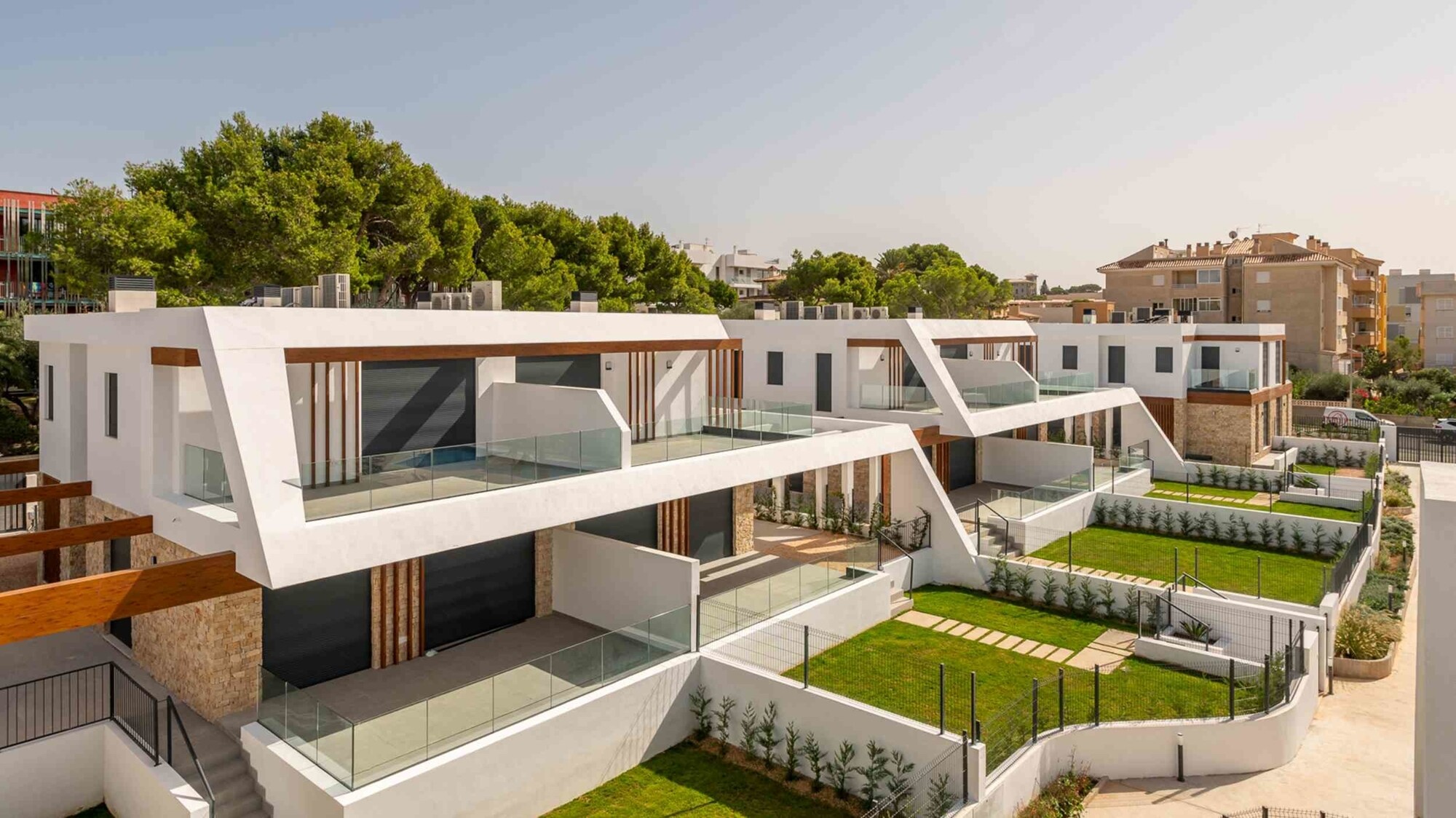 NEUBAU (bezugsfertig): Doppelhaushälfte mit 3 Schlafzimmern und Privatpool