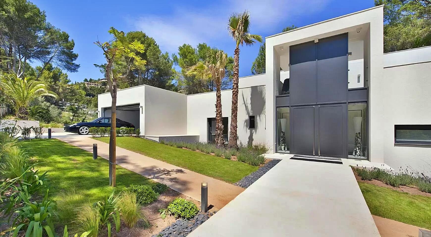 Modern villa directly at the golf course in Son Vida