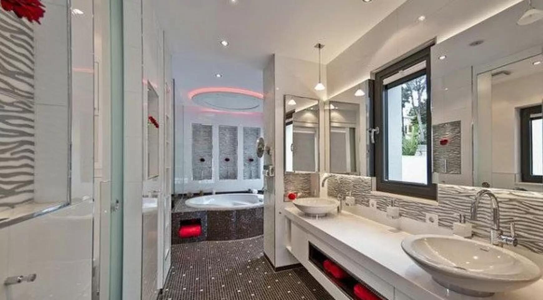 Modern villa directly at the golf course in Son Vida
