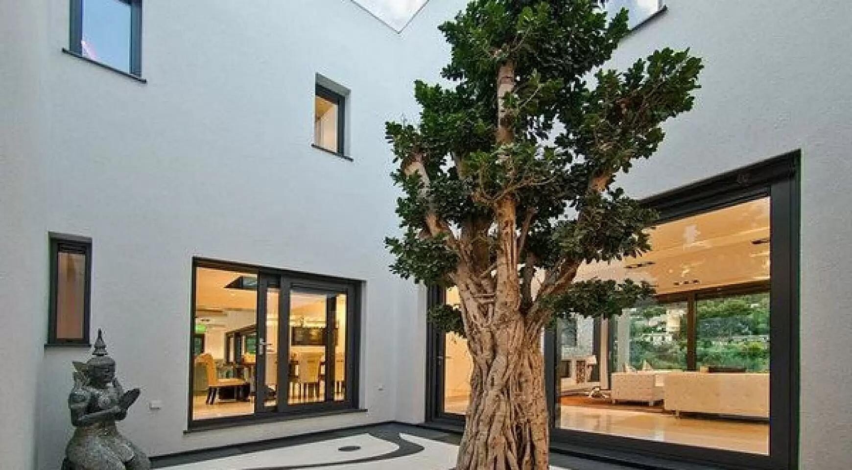 Modern villa directly at the golf course in Son Vida