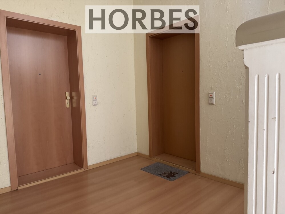 Treppenhaus mit beiden Wohnungen zum Anmieten