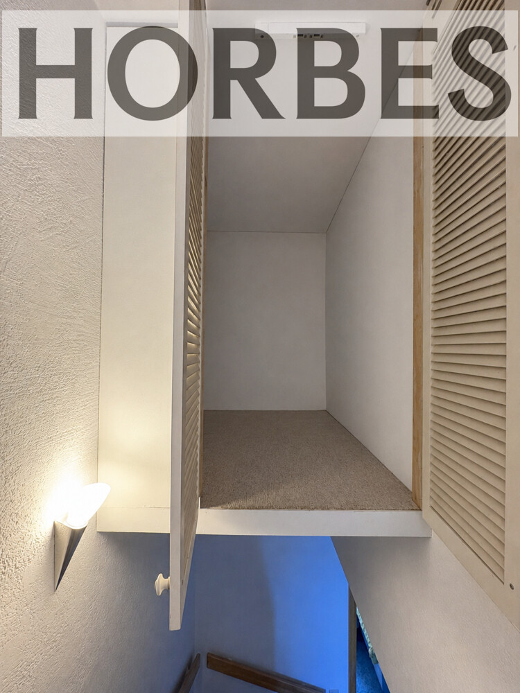 kleiner Abstellraum über Treppe