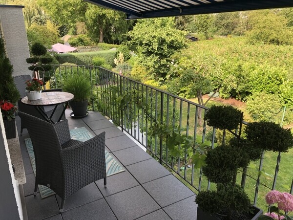 Balkon mit Treppe zum Garten