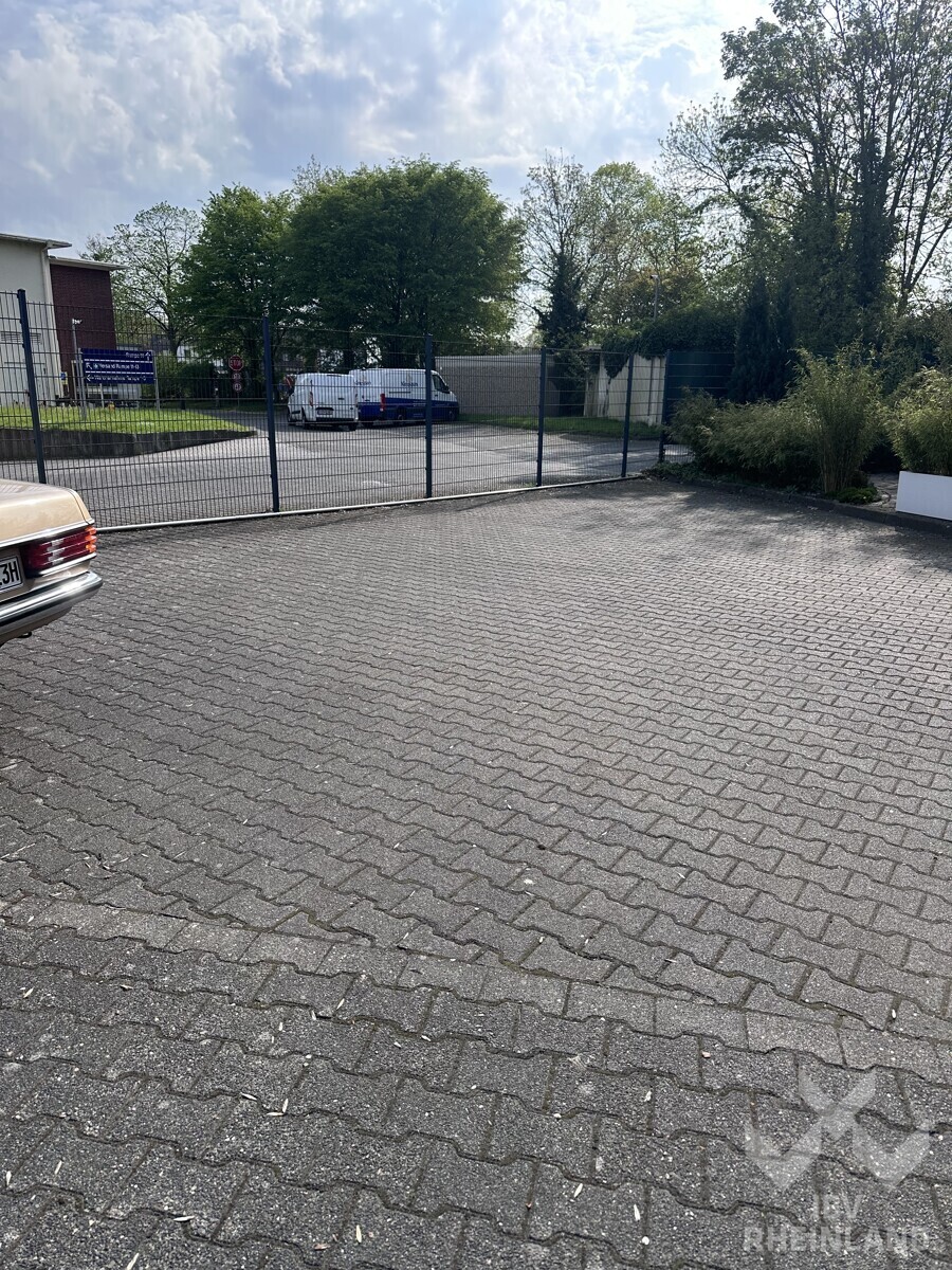 Parkplatz v. Büro