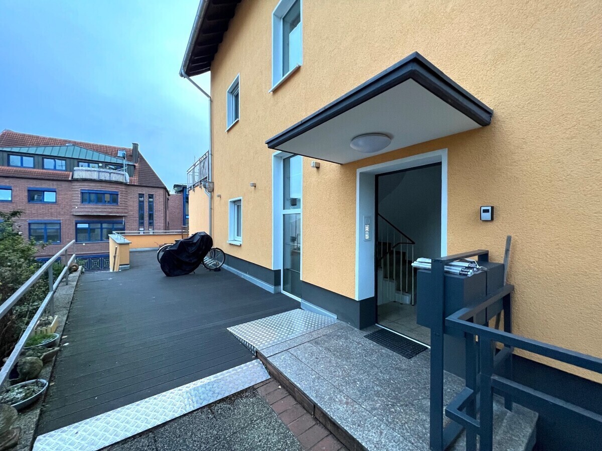 Eingang und Terrassenbereich