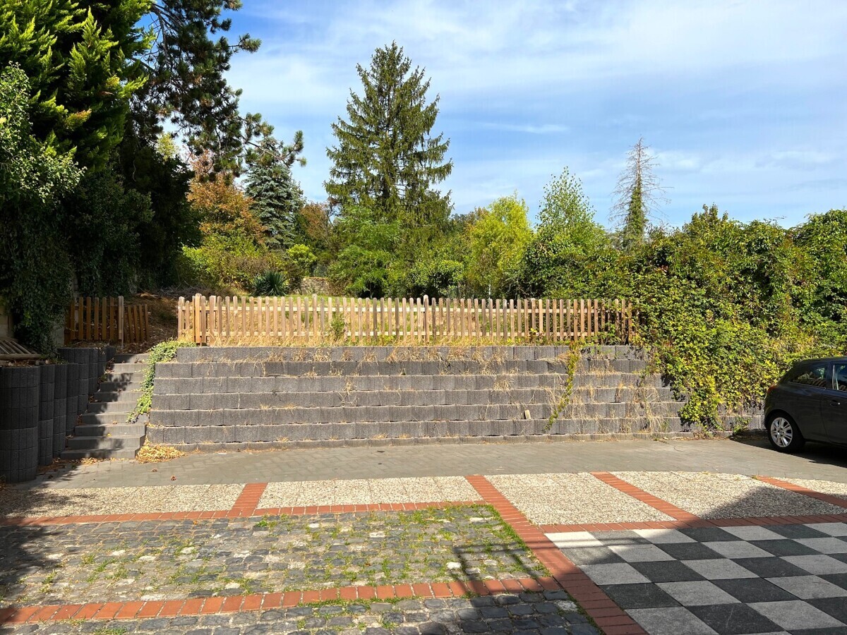 Außenbereich und Parkplatz