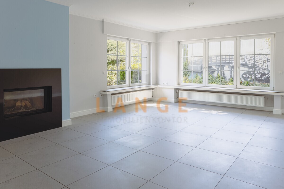 Wohnzimmer mit Kamin