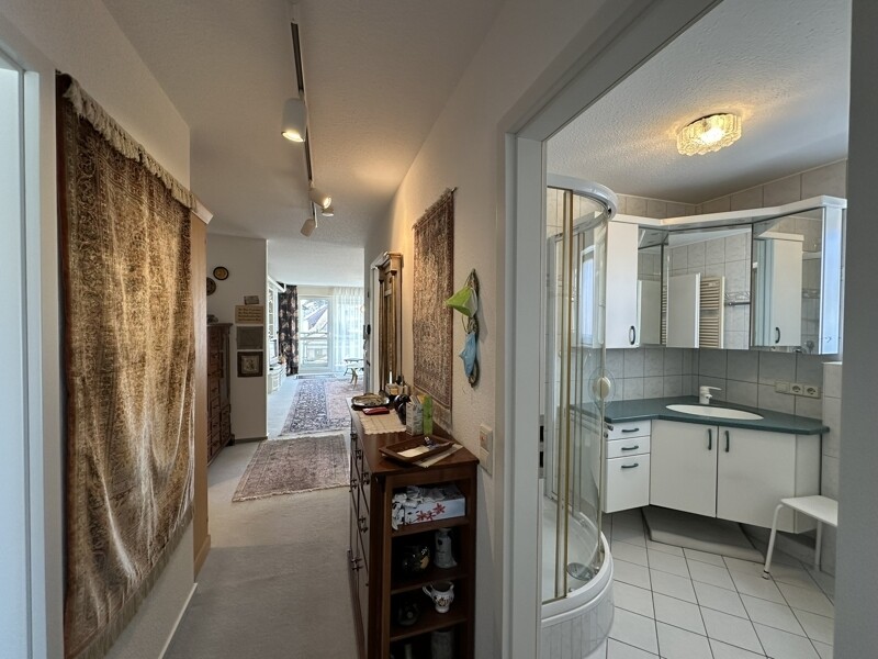 Flur mit Blick ins Bad