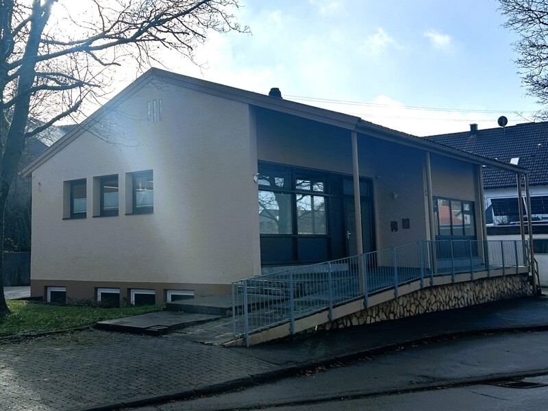 Vorderansicht mit Rampe