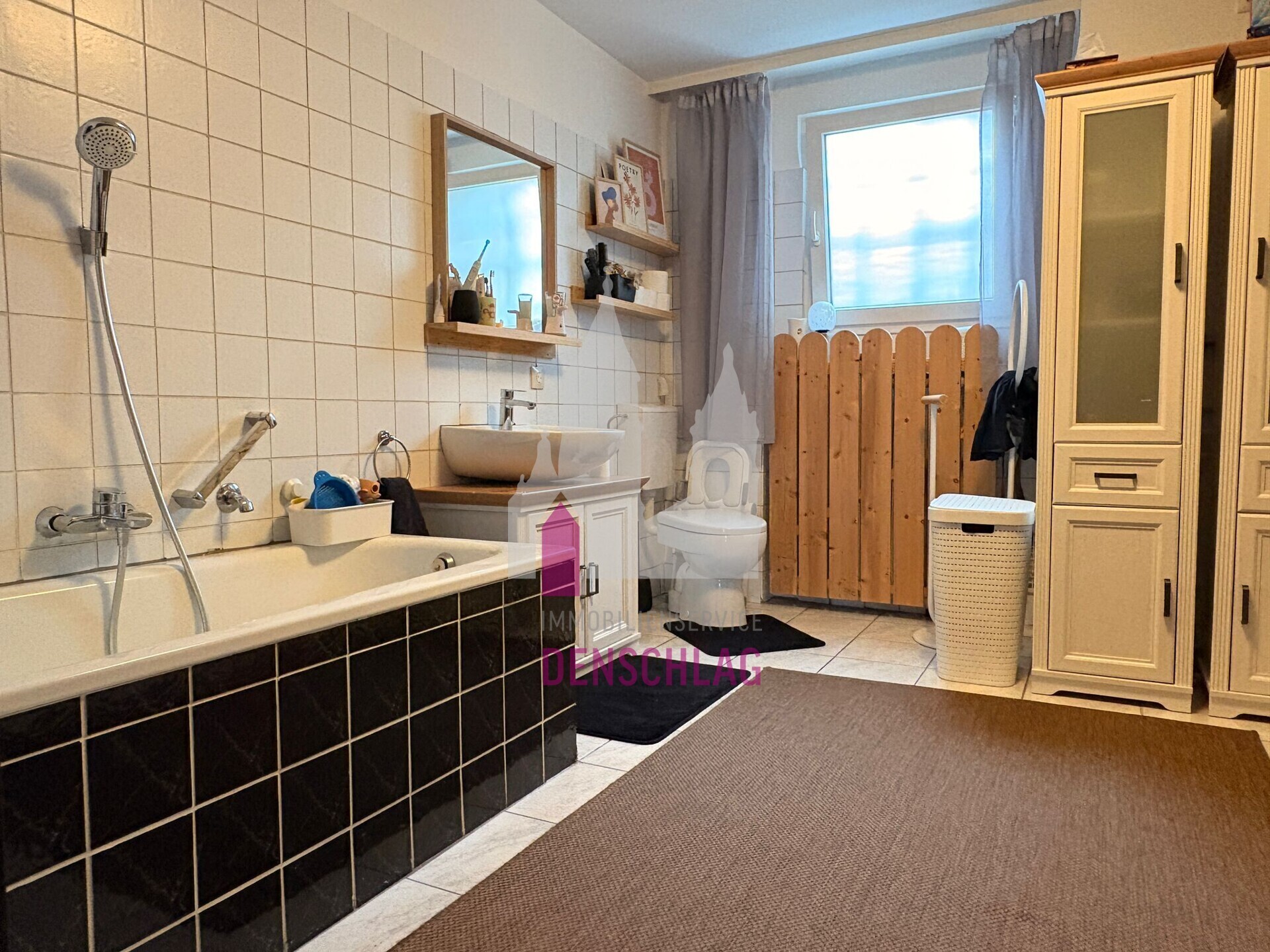 Tageslichtbad mit Wanne und Dusche