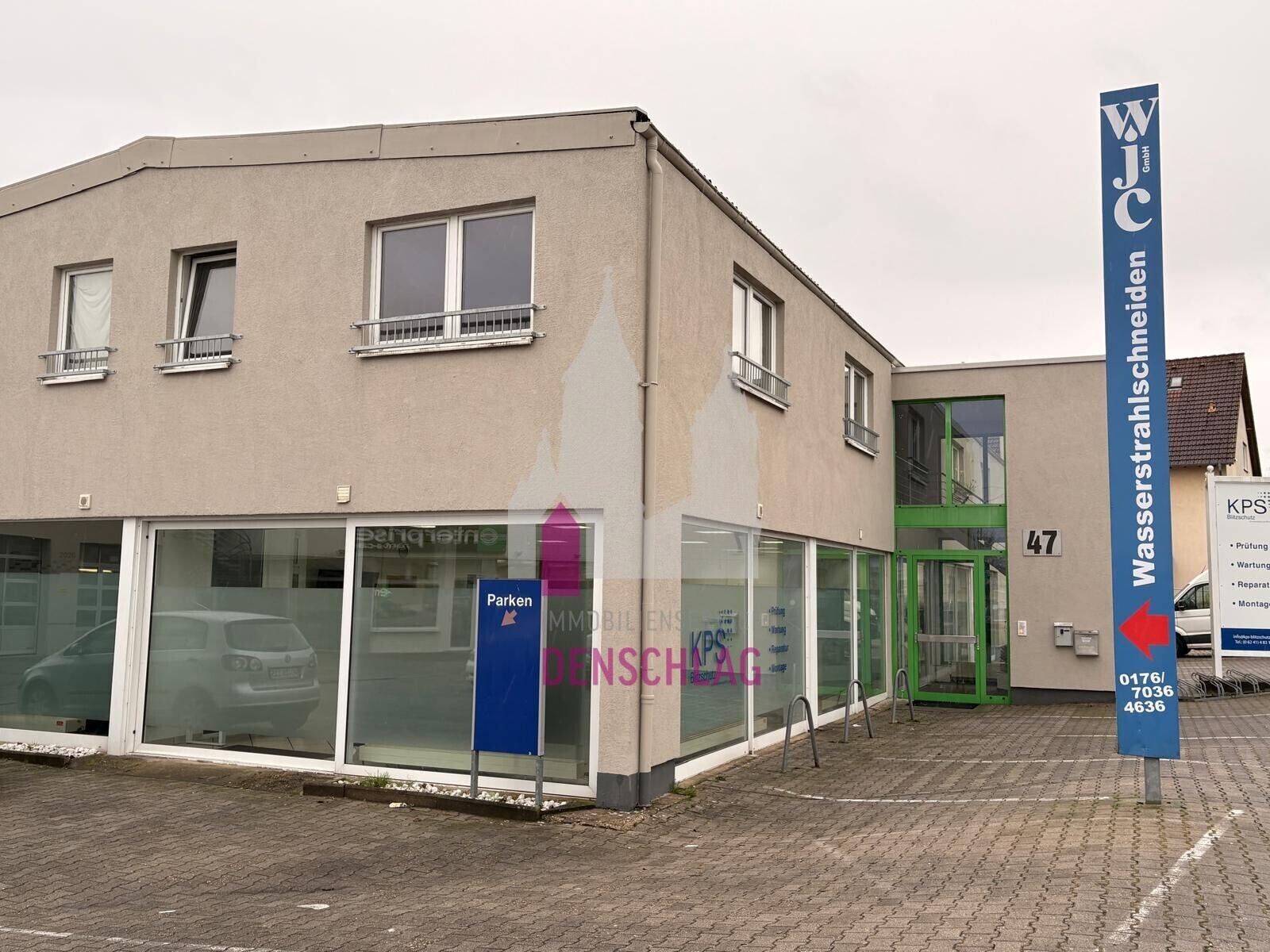 Außenansicht und Parkfläche