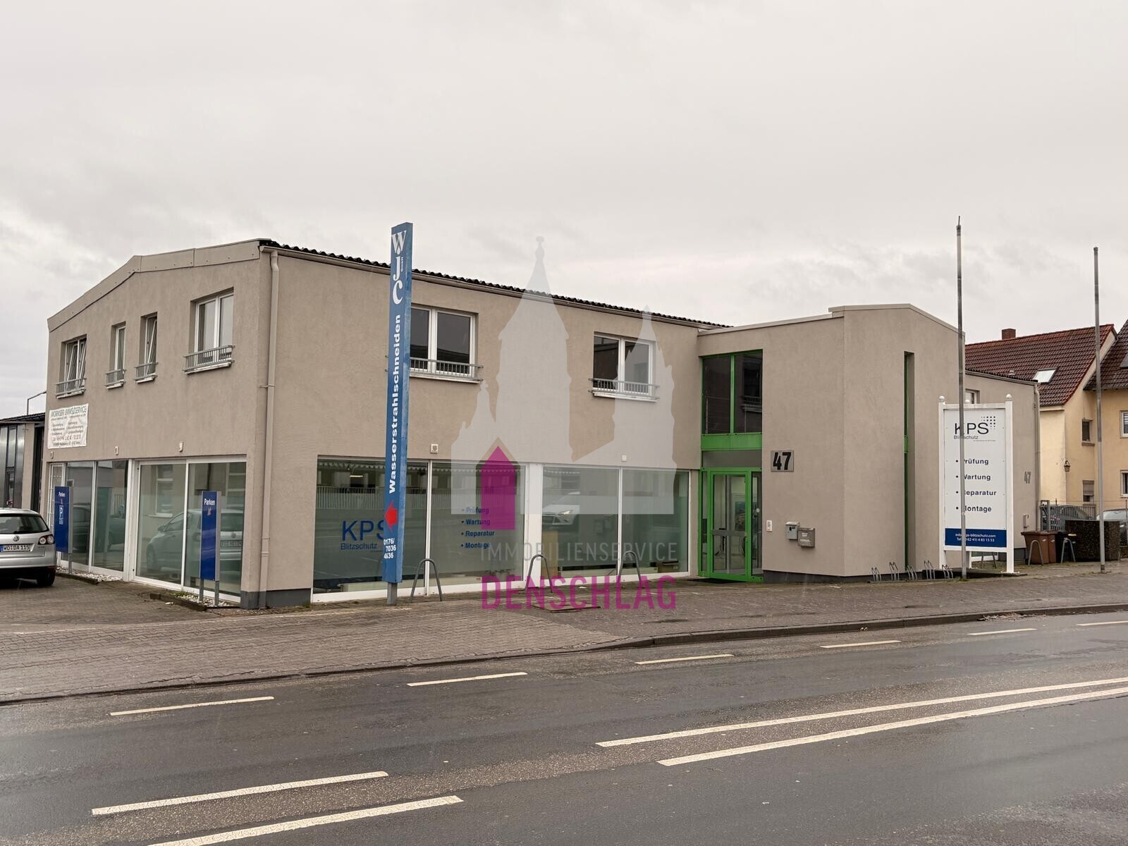 Außenansicht und Parkfläche