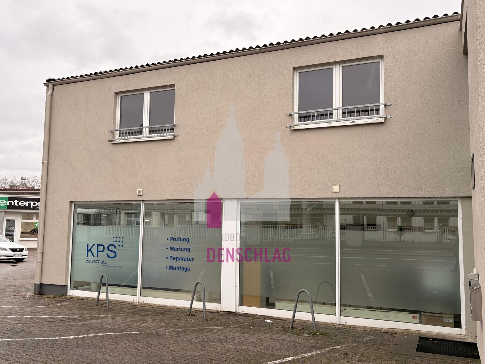 Außenansicht und Parkfläche