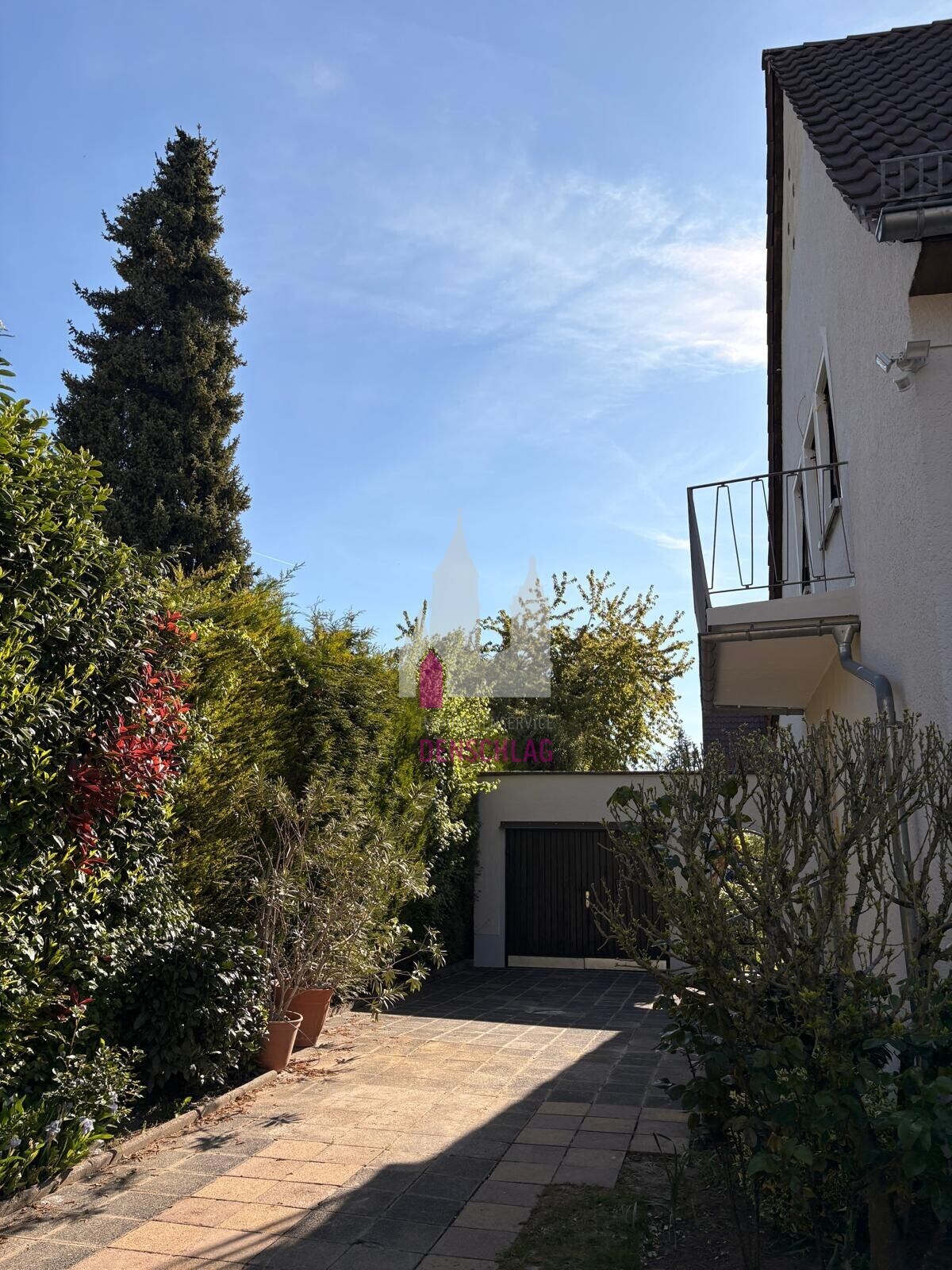 Einfahrt und Garage