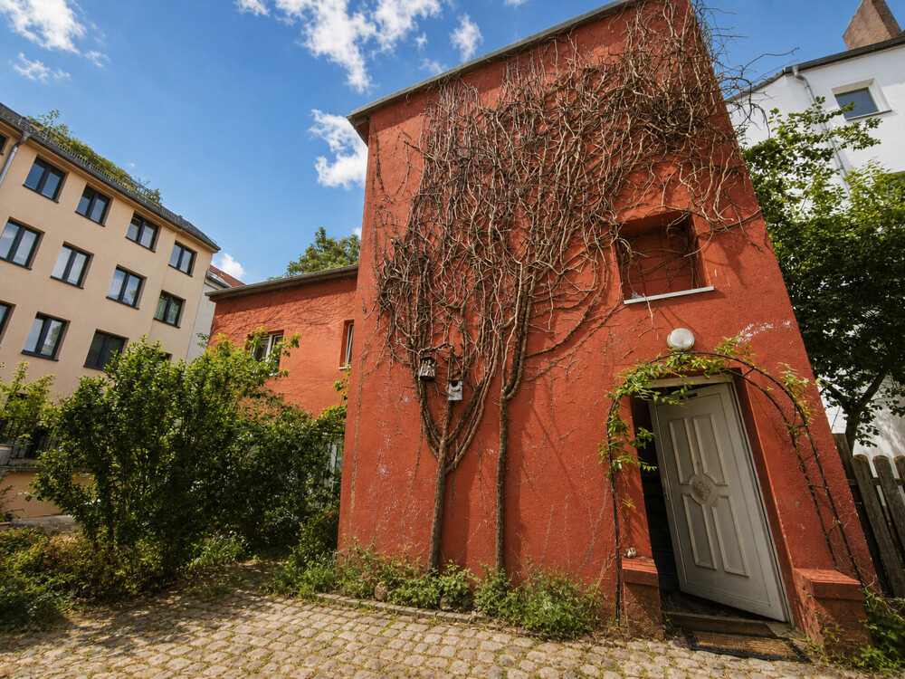 Remisenhaus im sonnigen Innenhof