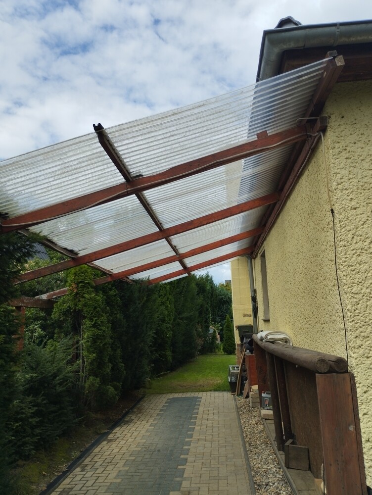 Überdachter Carport