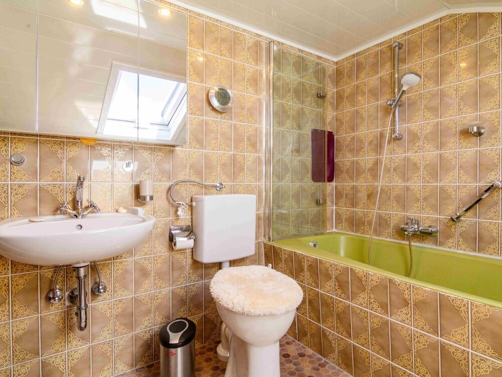 DG - Badezimmer mit Badewanne