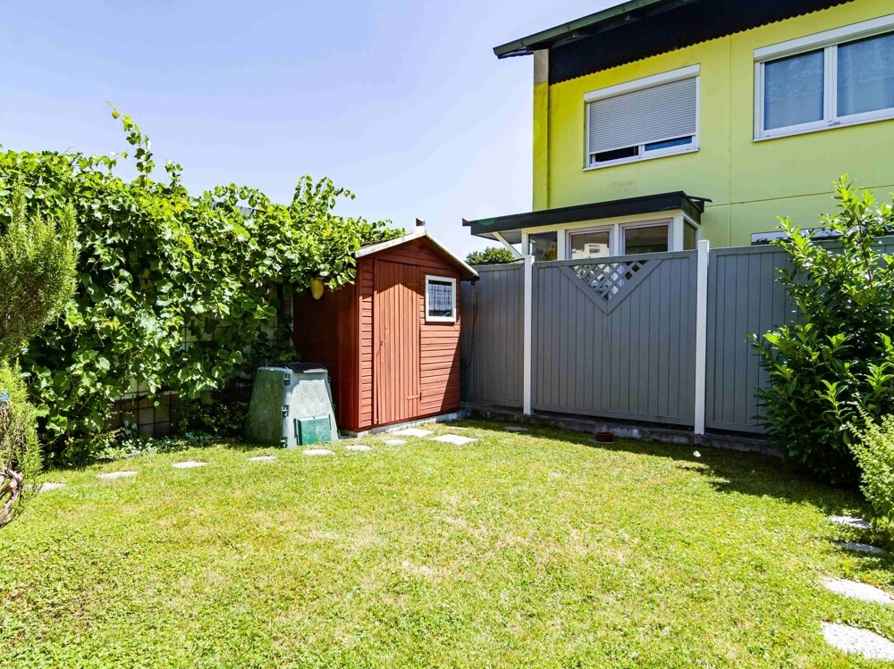 Garten mit Gartenhütte