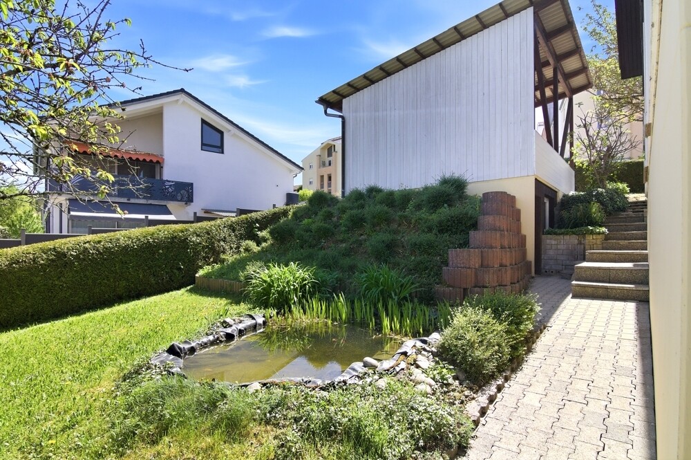 Weg vom Vorderbereich zum Garten mit Teich