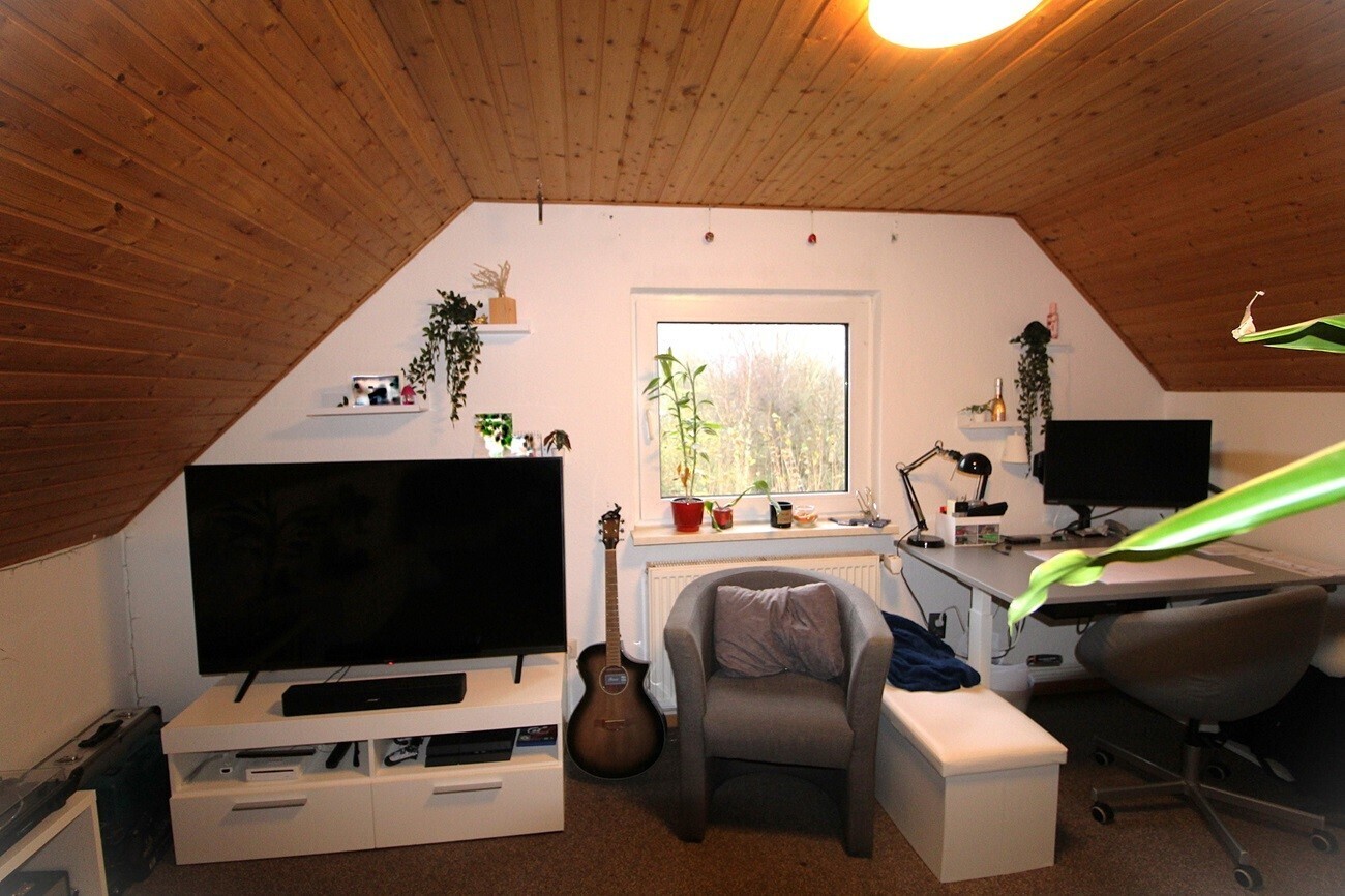Wohnzimmer + Büroecke DG