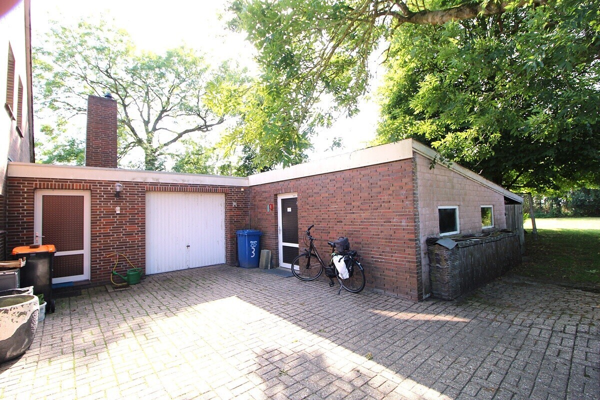 Hintereingang + Garage + Schuppen