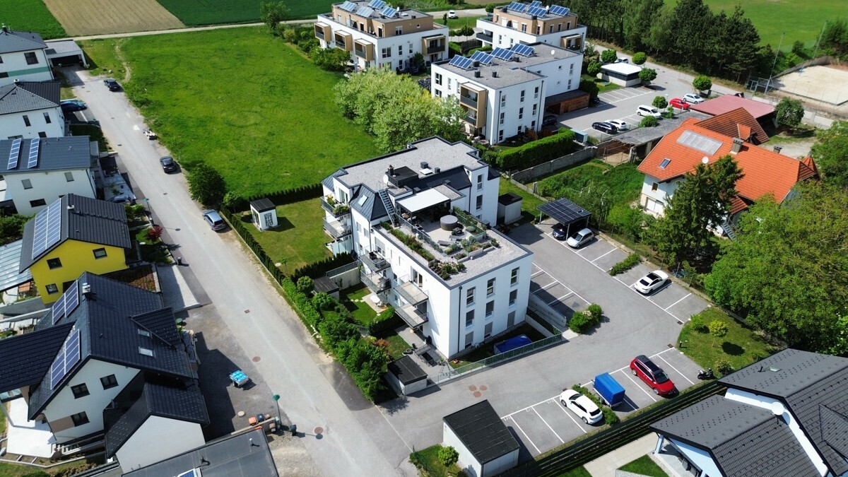 Ansicht Liegenschaft mit Parkplätzen