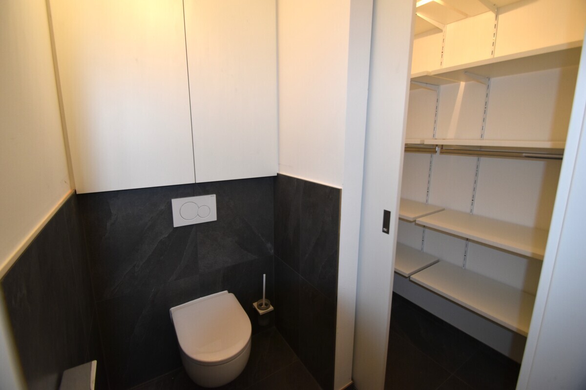 WC mit Abstellmöglichkeit