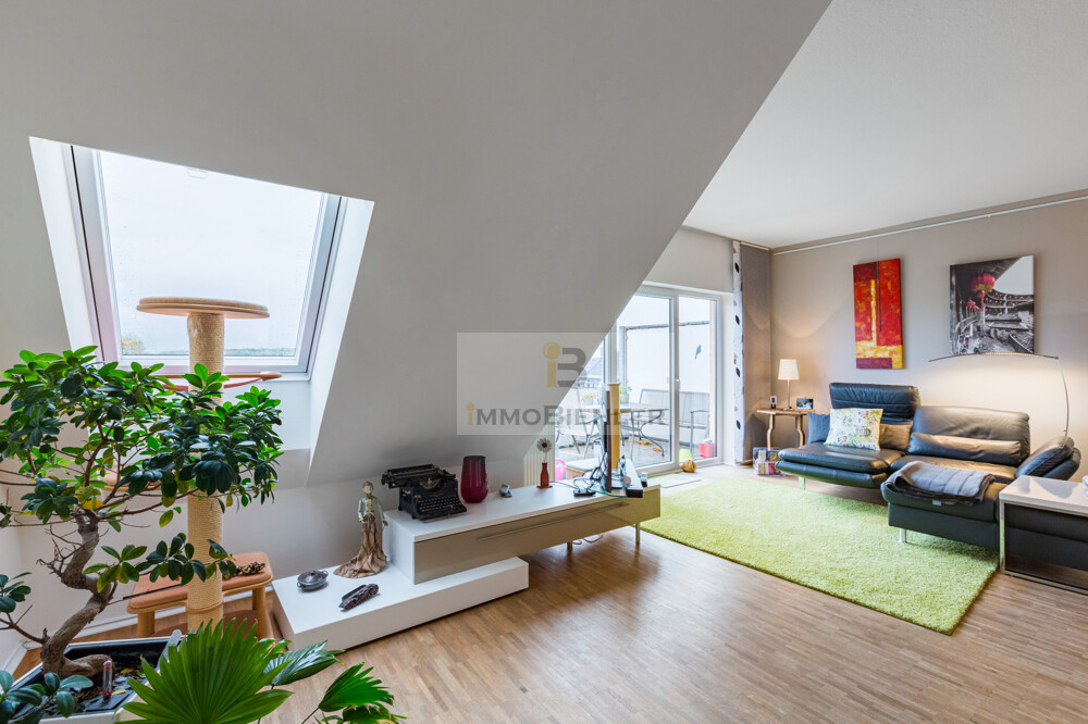 GEPFLEGTE DACHGESCHOSSWOHNUNG IN BELIEBTER LAGE AM RHEIN