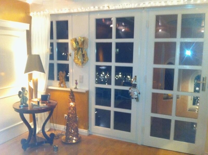 Wohnzimmer mit Balkon