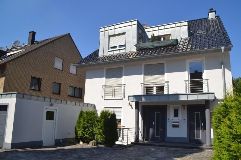 Mit glasierten Dachziegeln