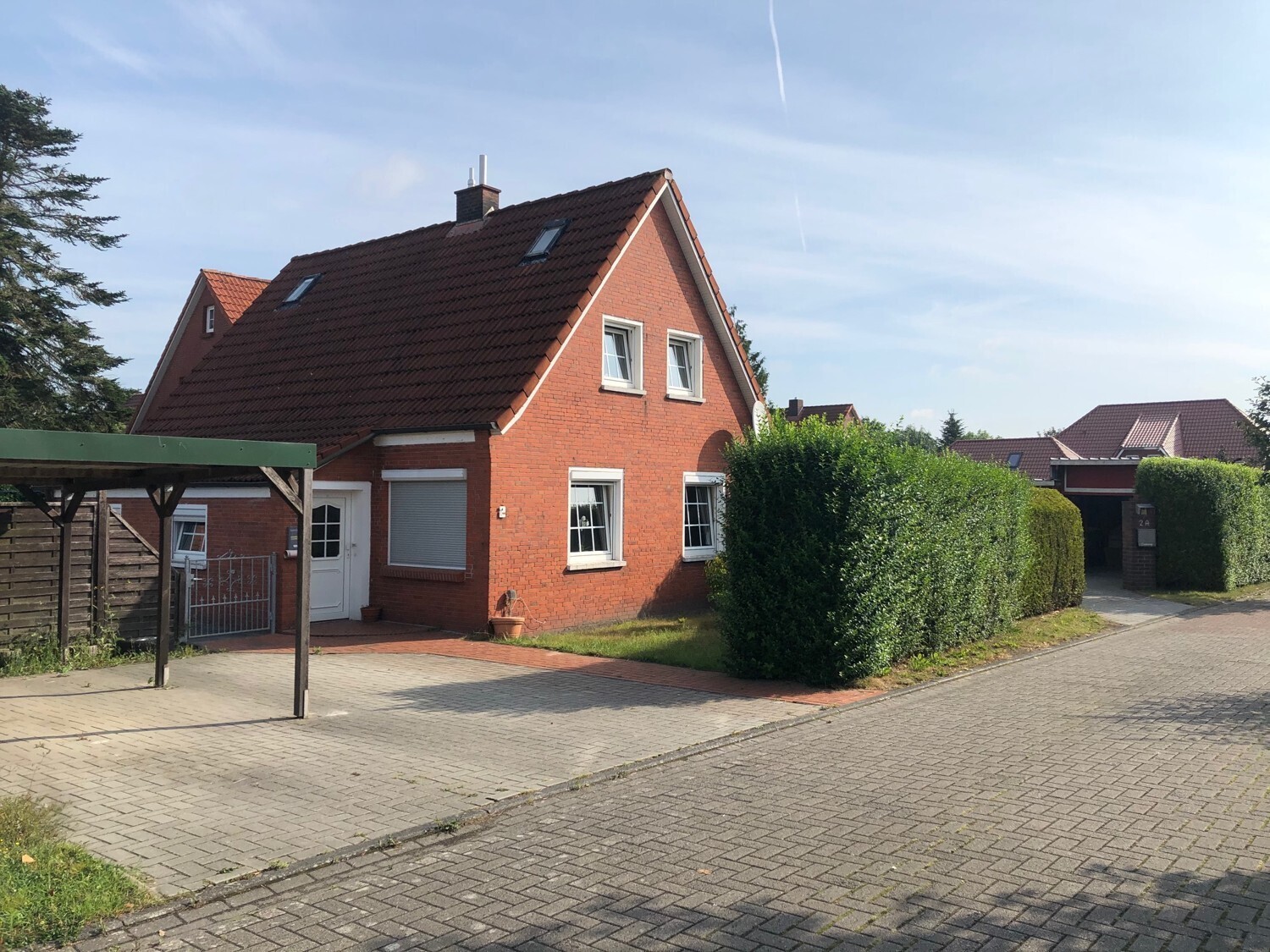 Hausansicht mit Carport und Stellplatz