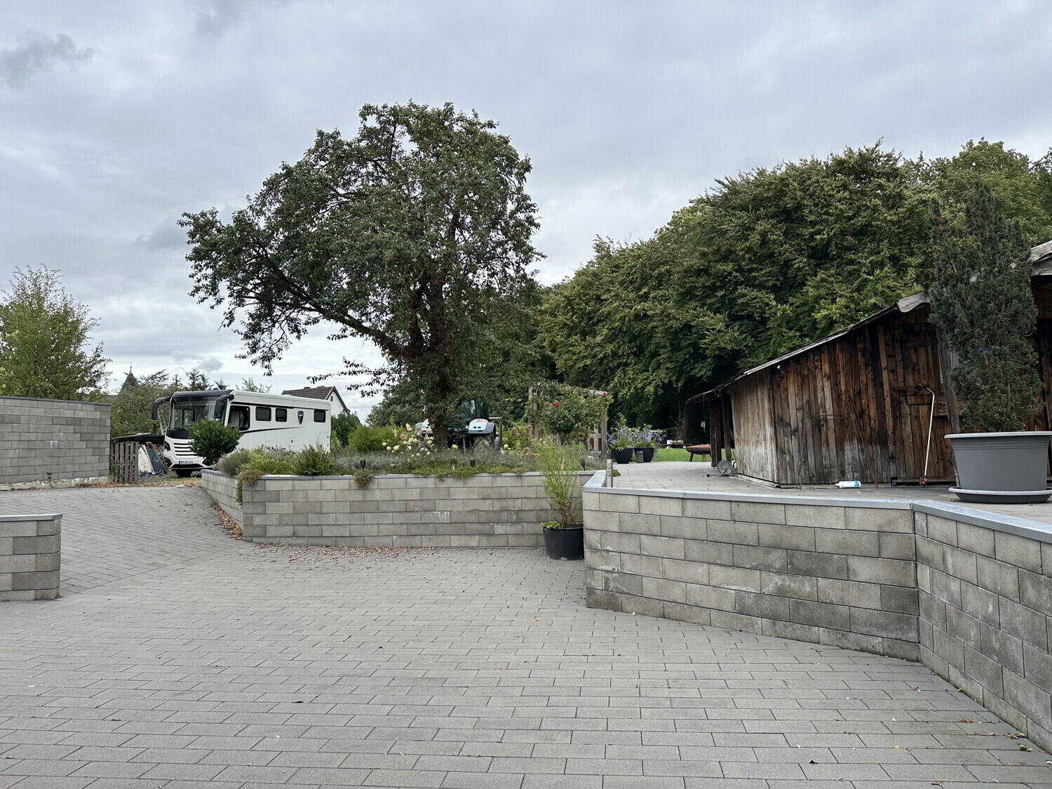 Gartenansicht / Parkplatz