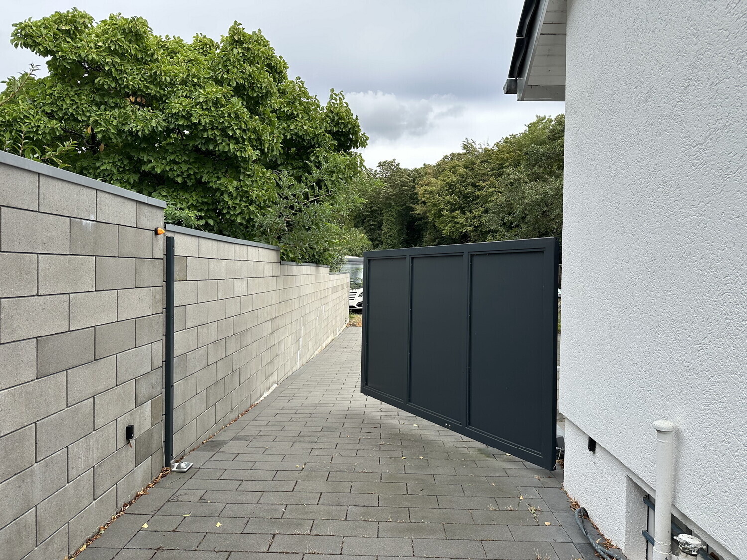 Einfahrt mit elektr. Tor