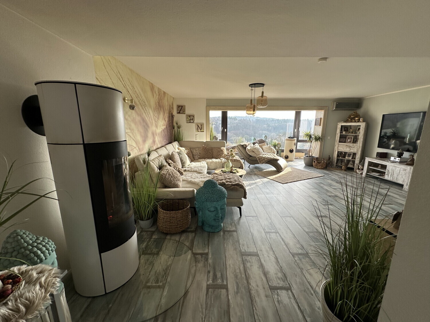 Wohnzimmer mit Kamin und Fernsicht