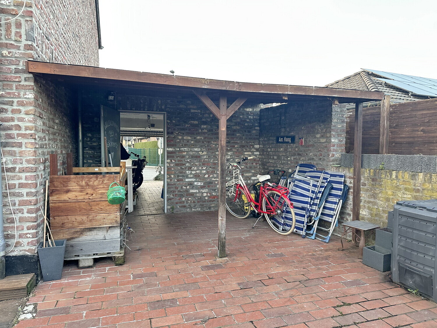 Terrasse hinter Garage