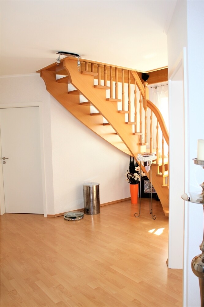 Flur DG mit Treppe zum Speicher