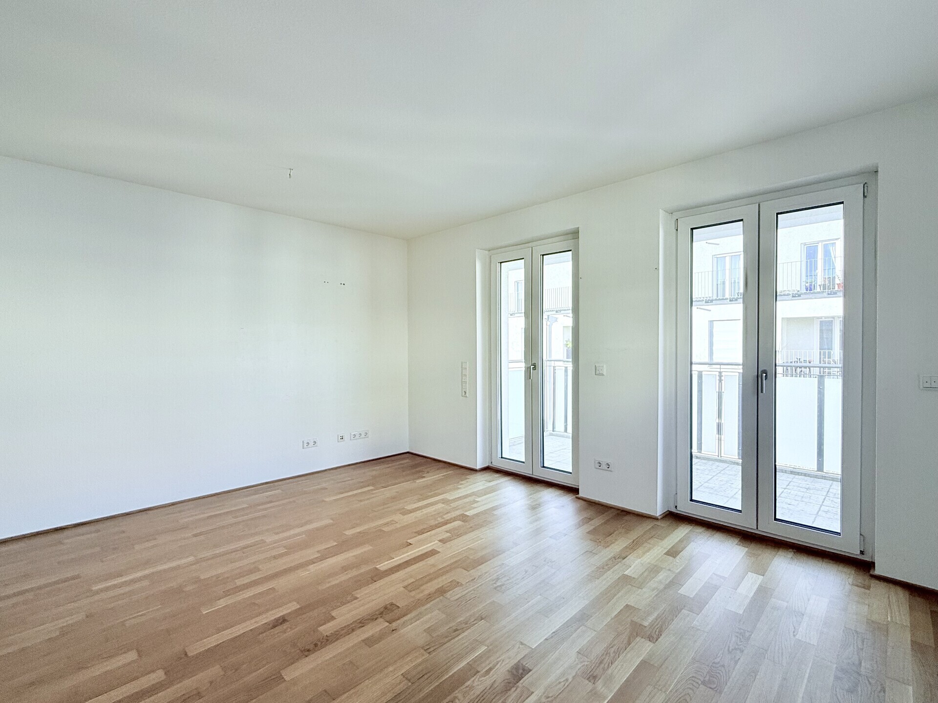 Wohnzimmer mit Zugang zum Süd-West-Balkon