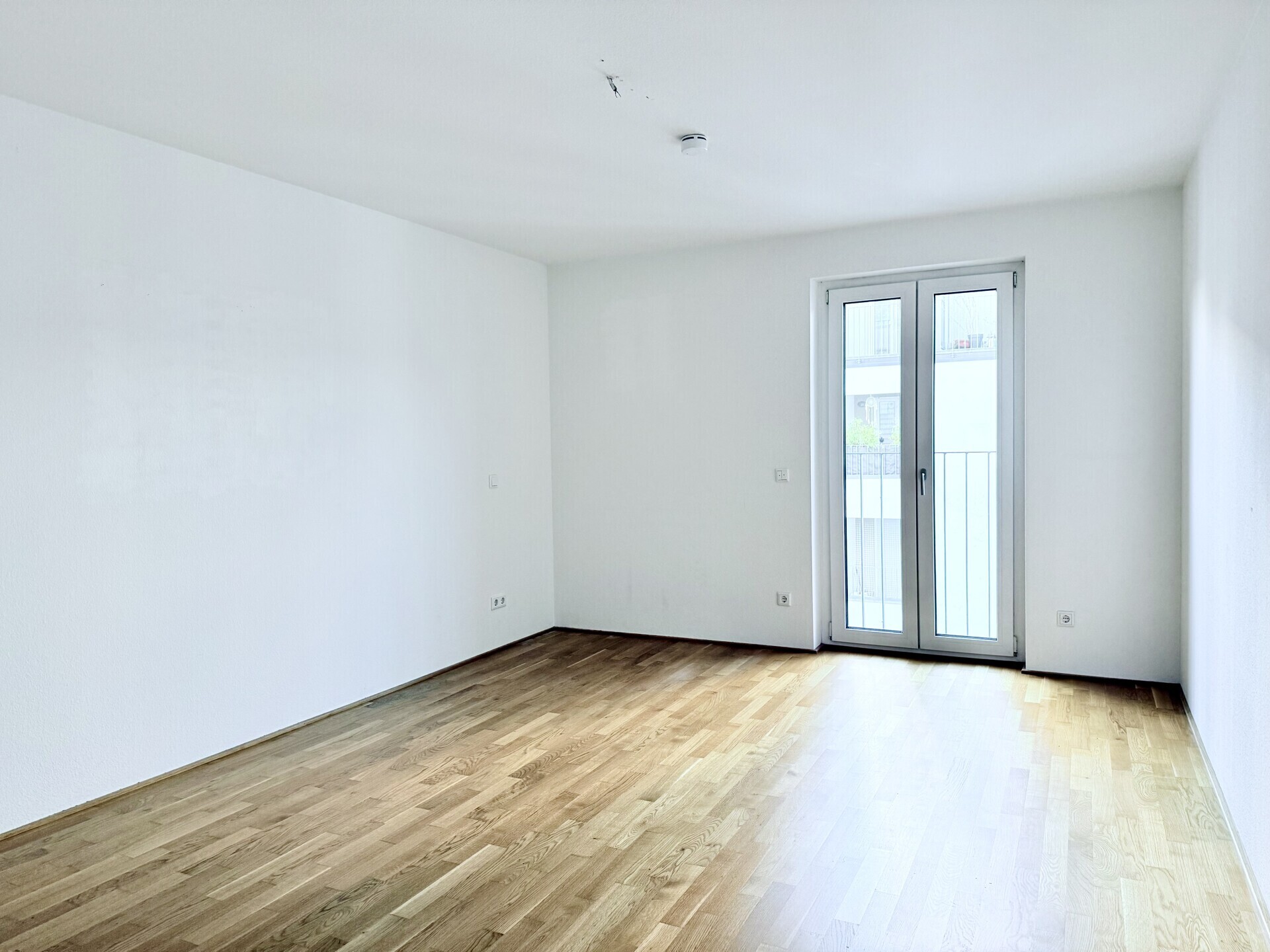 Großzügiges Schlafzimmer unmöbliert
