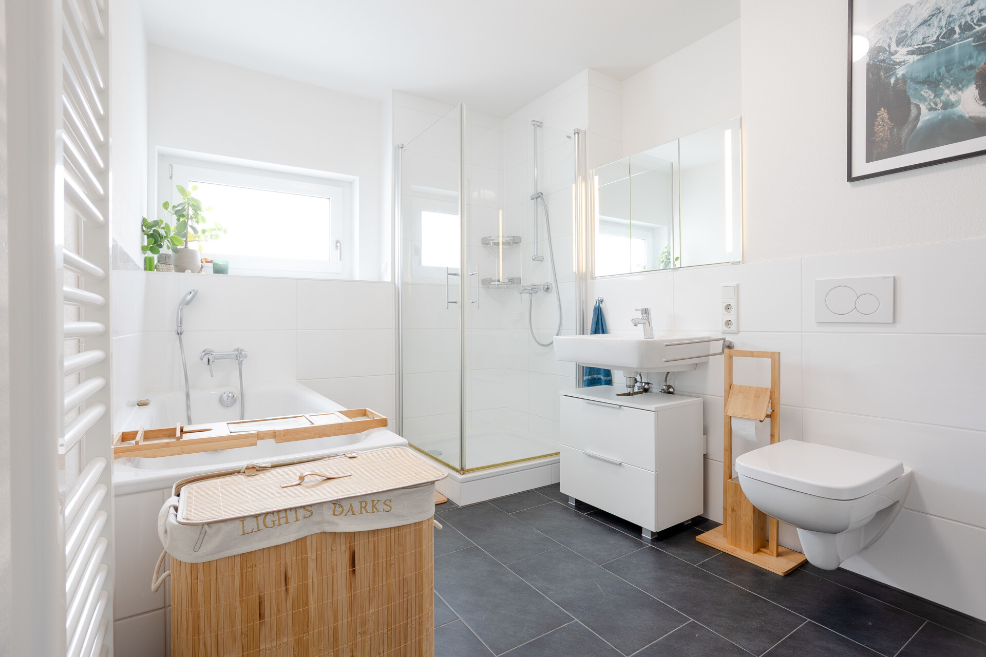 Lichtdurchflutetes Bad mit Dusche und Badewanne