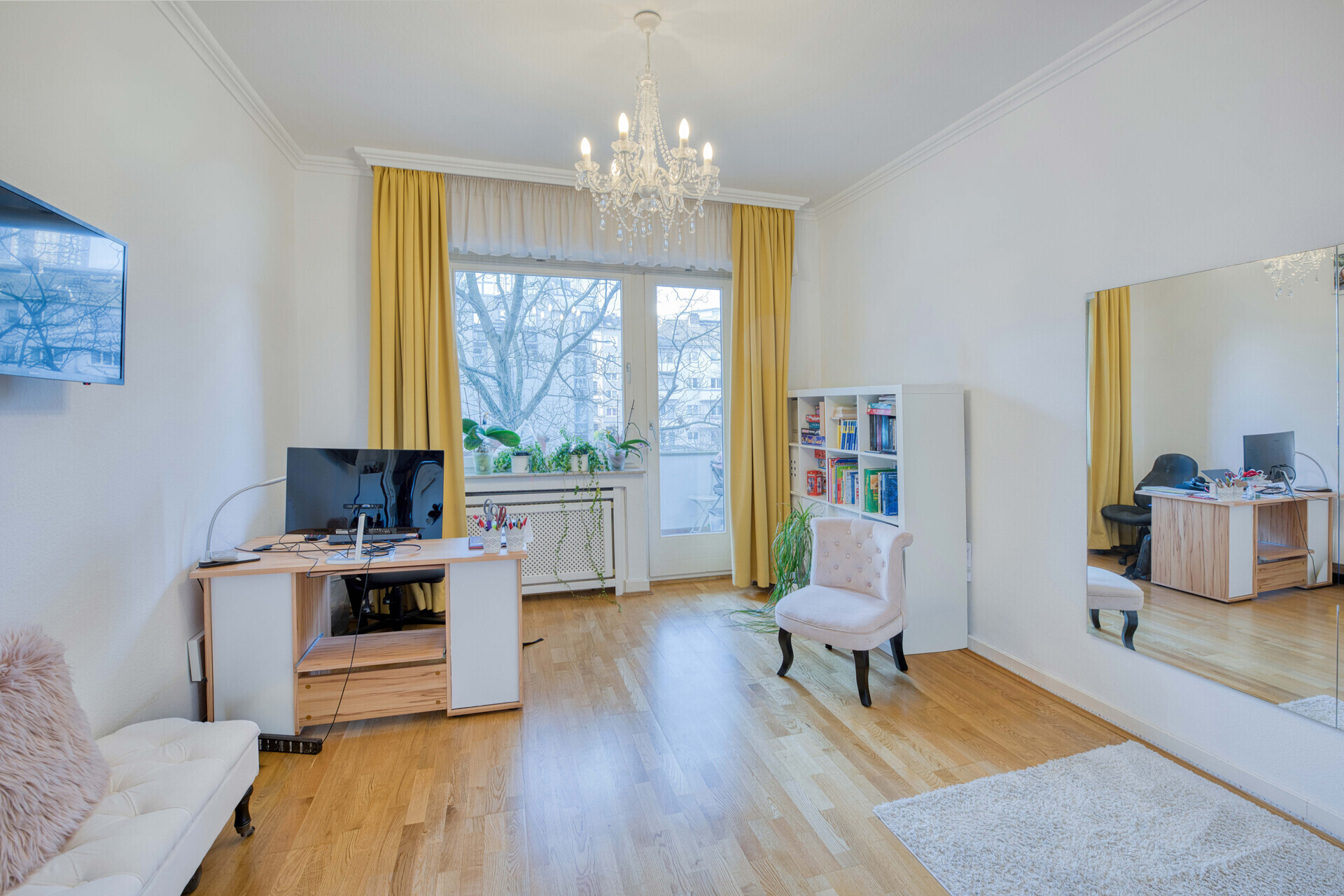 Großzügiges Arbeitszimmer