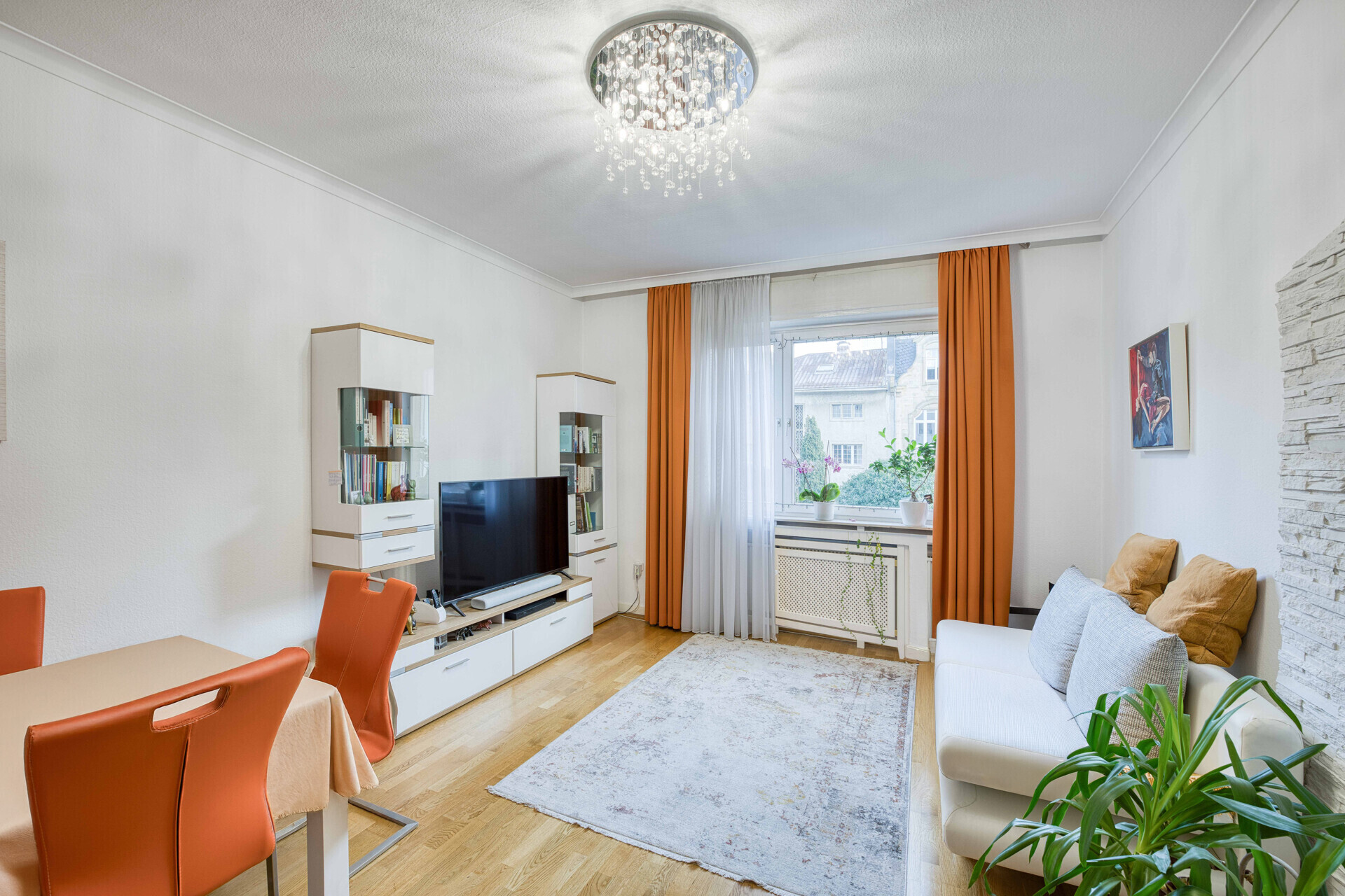 Geräumiges Wohnzimmer mit Essecke